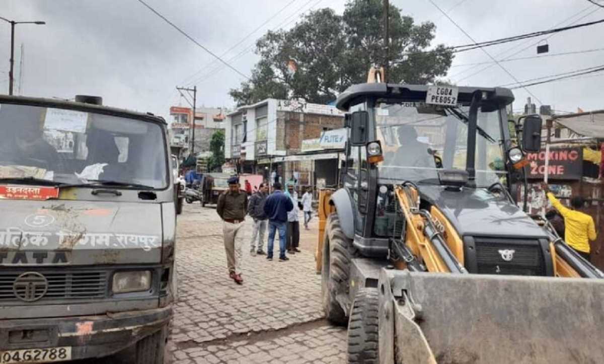 निगम ने हटाए 250 से अधिक अवैध ठेले व गुमटियां